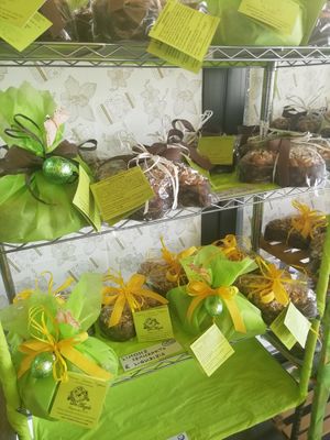 Colombe a gusti vari: cioccolata, limone e liquirizia e classica at Pasticceria Da Angelo in Selvazzano Dentro