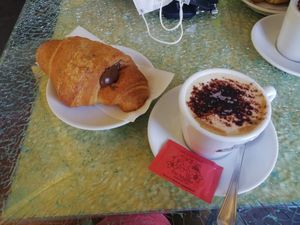 Brioche al cioccolato e cappuccino con latte di avena (dovete chiedere per il cacao sopra) at Pasticceria Da Angelo in Selvazzano Dentro