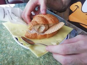 Brioche vegana con gelato al pistacchio e nocciola at Pasticceria Da Angelo in Selvazzano Dentro