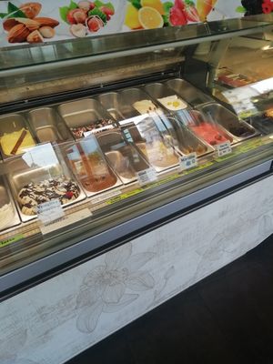 La maggior parte dei loro gelati sono vegani at Pasticceria Da Angelo in Selvazzano Dentro