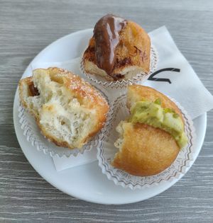 Cioccolato, pistacchio e uvetta e mandorle at Pasticceria Da Angelo in Selvazzano Dentro