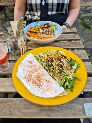 Bottom: tapioca with hummus and tofu. Top: vegan bowl at The Food for Real in Lisbon