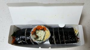 Salad Kimbap - with egg and mayonnaise at Roll and Bobs - 롤앤밥스 in Seoul