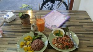 Delicious juice and food at Bee Vegan in Chiang Mai