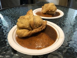 Samosa and chutney at Hariprasad Samosa & Curry in Krakow