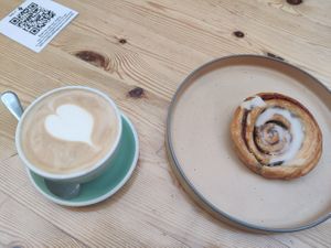 Cinnamon roll and cappuccino at Knol & Kool Bistro & Superet in Ghent
