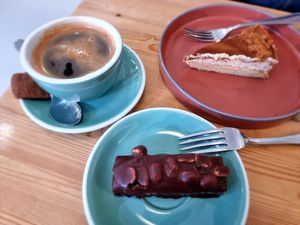Cake and coffee at Knol & Kool Bistro & Superet in Ghent