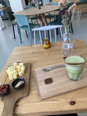 “Portie kaas met mosterd” en matcha latté. All vegan  at Knol & Kool Bistro & Superet in Ghent