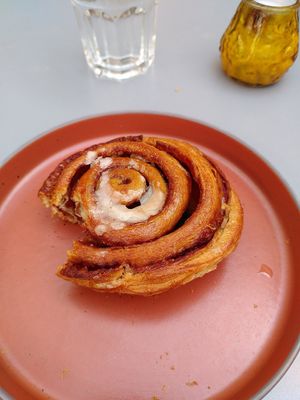 Vegan cinnamon bun at Knol & Kool Bistro & Superet in Ghent