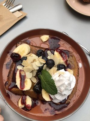 Wentelteefje with fruit (banana and blueberries) #Veganuary at Knol & Kool Bistro & Superet in Ghent