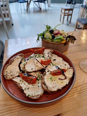 the almond ricotta toast at Knol & Kool Bistro & Superet in Ghent