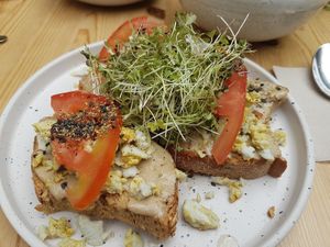 Toast with tahini, 'eggs' and za'atar - vegan at Knol & Kool Bistro & Superet in Ghent