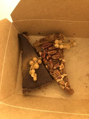Spicy chocoladetaart en pecan-walnoottaart at Knol & Kool Bistro & Superet in Ghent