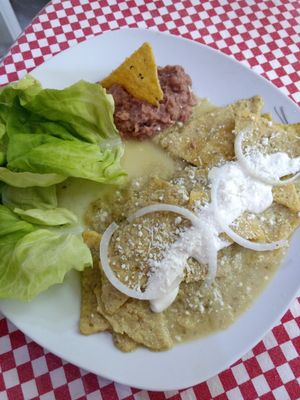 Chilaquiles verdes con totopos de maiz troceado amarillo y blanco troceado, crema de almendras y ensalada Hidropónica, sazonada con flor de sal. at La Casa de lo Natural Origen in Manzanillo