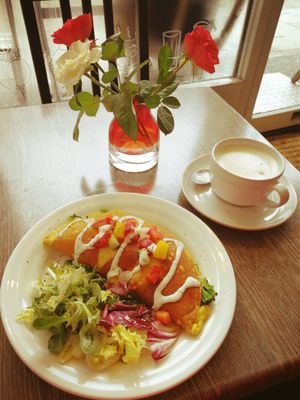 Chickpea omelette and chai latte at Retreat Kitchen in Richmond Upon Thames