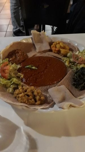 Shiro wat (in the middle) and Yestom beyayanetu (all around) at Naomi Restaurant & Bar in Bergen