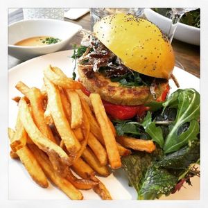 Burger & French fries at Hope in Paris