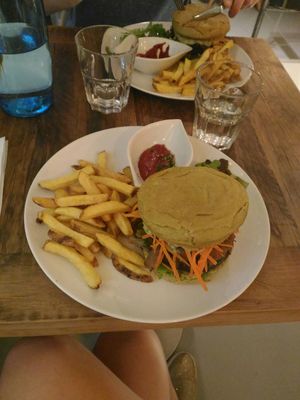 Burger at Hope in Paris