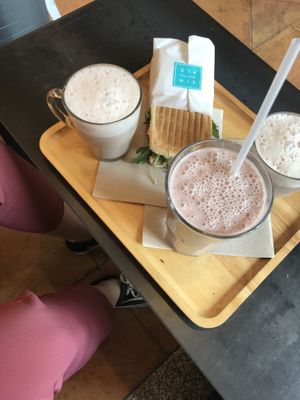 breakfast shake, chai lattes and veggie sandwich  at Simple - Smart Food Bar in Mallorca