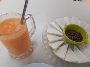 Zumo mix y queso de cabra con mermelada de higos. at La Montaña - Casa Efigenia in La Gomera