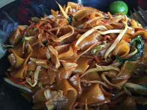 fried noodles  at Soon De Vegetarian 顺德素食 in North Singapore