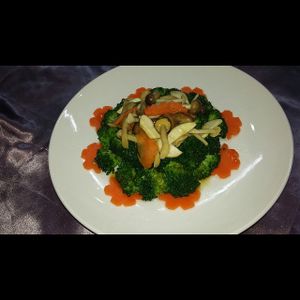 stir fried broccoli mushrooms at Soon De Vegetarian 顺德素食 in North Singapore