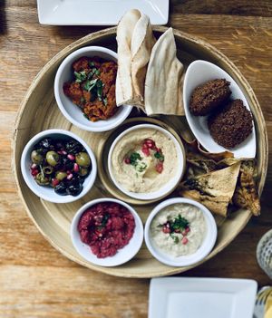 Zooo dat was smullen!! Een explosie van smaken! Genoeg vega(n) opties en een heerlijke relaxte sfeer! 🌱🤤 at Yalla Yalla Foodbar in Den Bosch