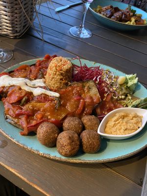 Gebackene Aubergine mit Falafel at Badezeit Strandrestaurant in Westerland