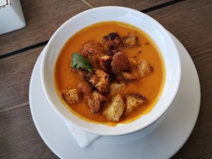 Karotten-Kokosmilch Suppe mit Croutons at Badezeit Strandrestaurant in Westerland
