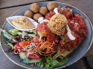 Gebackene Aubergine mit Falafel, Humus und Couscous at Badezeit Strandrestaurant in Westerland