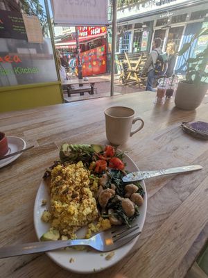 Perfect scrambled tofu, avocado with a side of mushrooms and spinach. Perfect North Laine people watching spot too. Peaceful oasis in the mornings at Iydea in Brighton