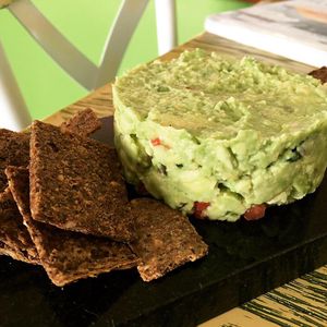 Guacamole con galletas at Bevegan in San Luis Potosi