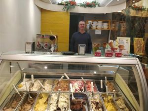 shop interior with the owner at VanillaBio in Como