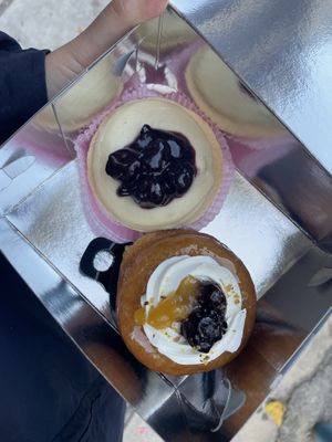 Top was creamy, didnt like the bottom one, had chantily filling  at Pasalidis in Thessaloniki