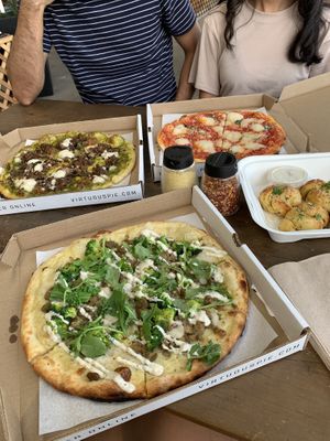 Forager, margherita, pesto CBR and garlic knots 🤤 at Virtuous Pie in Portland