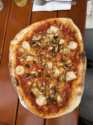 Pizza mit Mozzarella, Shitake-Pilze, Artischocken und Käse (natürlich vegan)  at Organic Pizza in Salzburg
