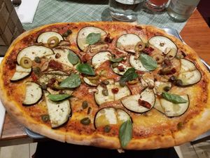 V2 melanzani, capers basil and dried tomato at Organic Pizza in Salzburg