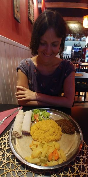 Plato vegano con lentejas de dos tipos, papas con habichuelas, ensalada y pan casero, de tres dias de fermentación  at Etiopico Afrika in Gran Canaria