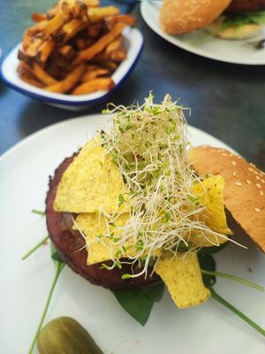 Veganer Burger mit hausgemachten Pommes at Ludwig Burger in Salzburg