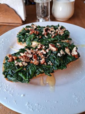 Sándwich de queso con miel y pecanas 9/10 at Chocolate Cafe in Huanchaco