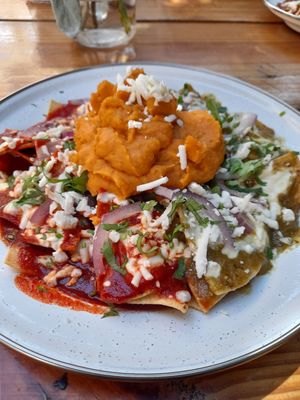 Chilaquiles divorciados con frijoles (desayunos) at Vegana Del Norte in Hermosillo