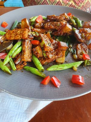 Tempeh dish at Good Earth Cafe in 