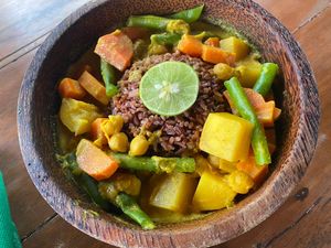 Yellow curry   at Good Earth Cafe in 