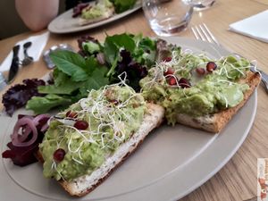 Avocat toast at apeti in Paris