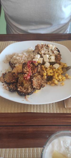 Cogumelo recheado, beringela gratinada, arroz integral e salada de milho e tofu at Grão de Soja in Espinho