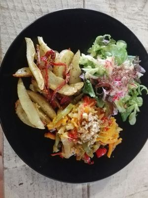Stir fry veggies and home-made potato wedges with sun-dried tomatoes at Yummy Veggie in Barcelona