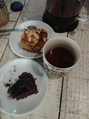 Chocolate cake, carrot cake, both with panela and rooibos infusion at Yummy Veggie in Barcelona
