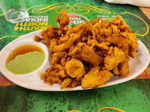 Bhajis (light green sauce not vegan) at Prosi Indian Restaurant in Vienna