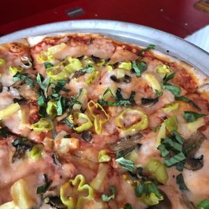 build your own pizza with vegan cheese at Stratos New York Pizzeria in Pahoa
