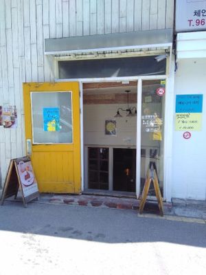Entrance to the café (unfortunately no name sign) at Cafe Warehouse/2 반창고 - Maybe closed in Seoul